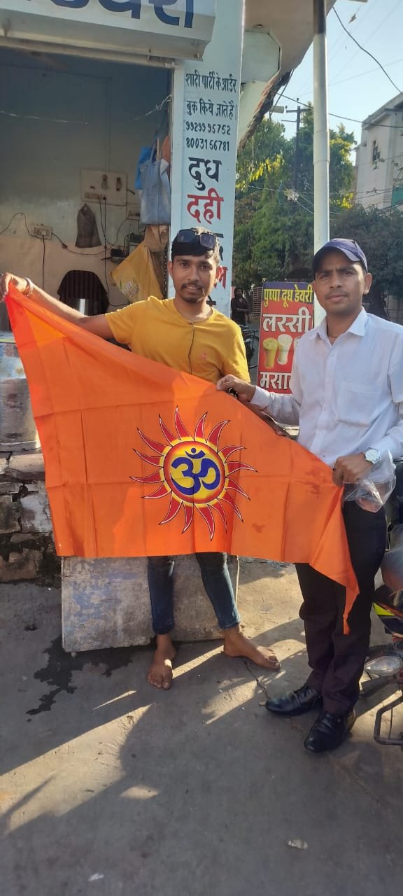 हमारे सम्मानीय भगवा धारी